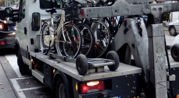 Civitanova, la sosta è vietata: arriva il carroattrezzi anche per le biciclette