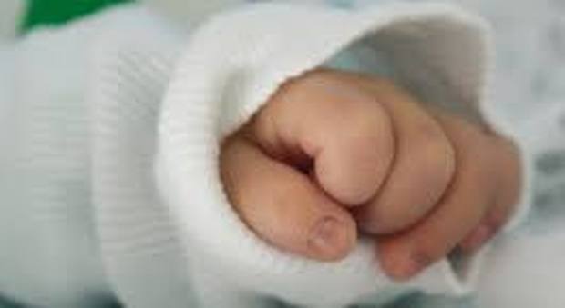 Mamma scuote troppo il neonato che piange: bimbo di 5 mesi in coma