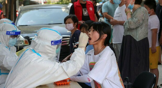 Covid, Tokyo record di contagi: la Cina rivede incubo Wuhan
