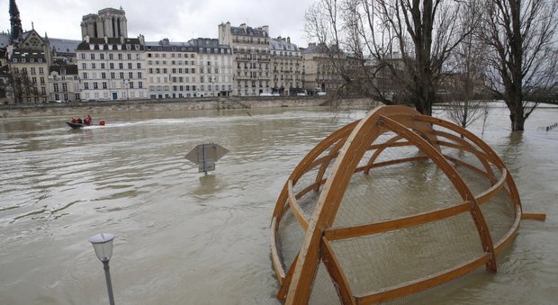 Parigi, la Senna raggiunge il picco di piena: evacuate 1.500 persone, chiusa un'ala del Louvre