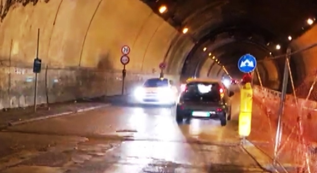 Napoli, auto contromano nel tunnel delle Quattro Giornate: scatta la task force