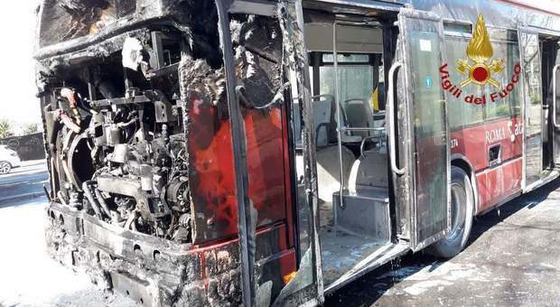 Roma, un altro autobus in fiamme: incendio sulla linea 791 lungo viale Marconi