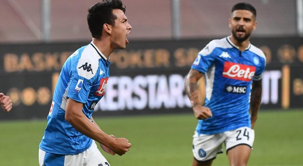 Il Napoli di Gattuso non molla nulla: 2-1 al Genoa, Lozano entra e segna