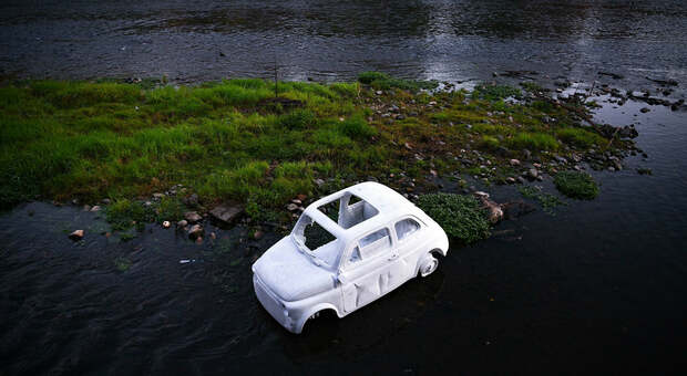 Cosa fa una vecchia Fiat 500 nel fiume Po? Il “mistero” di Old Lady FOTO