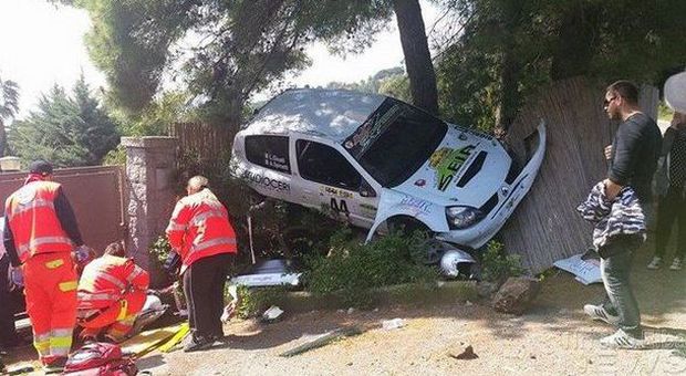 Rally dell'Elba, auto finisce sul pubblico: due spettatori feriti, uno è grave