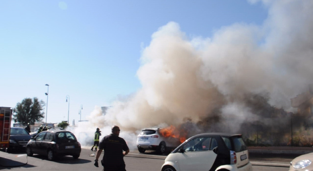 Auto in fiamme a Fiumicino