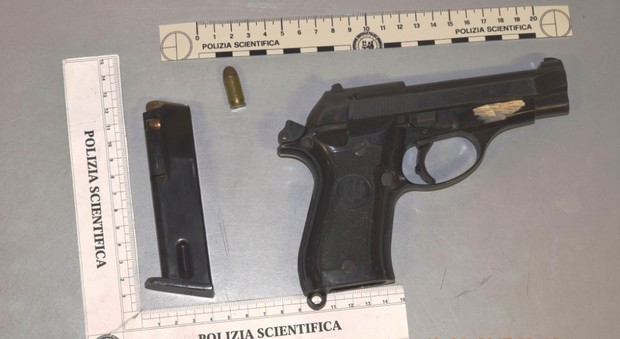 Giugliano, porto d'armi abusivo e pistole clandestine: due arresti