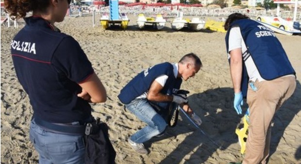 Rimini, parla la donna stuprata da 4 uomini in spiaggia: "Erano bestie impazzite.."