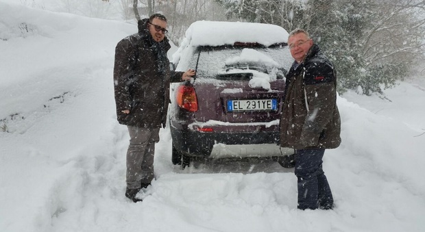 San Lorenzo, sindaco e carabiniere salvano coppia bloccata dalla neve