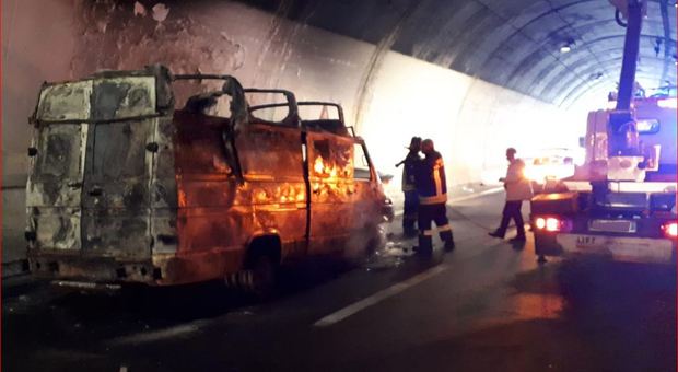 Furgone in fiamme nella galleria: autostrada chiusa