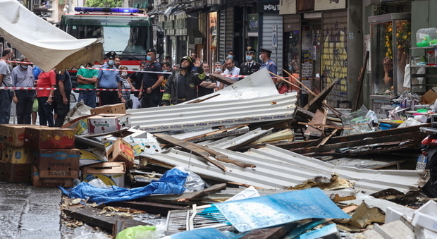 Maltempo a Napoli, crollano le tettoie alla Pignasecca: allarme dai commercianti