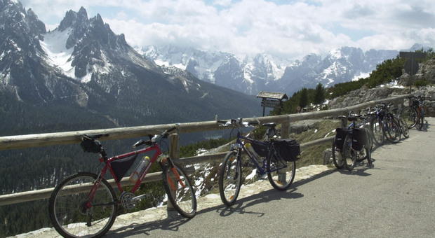 Turisti in montagna in bicicletta