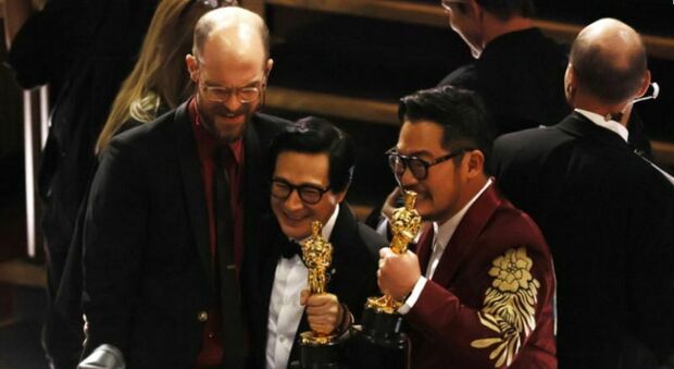 Oscar 2023, Everything Everywhere All At Once: il film folle che ha vinto 7 statuette e ha battuto Spielberg: dove vederlo