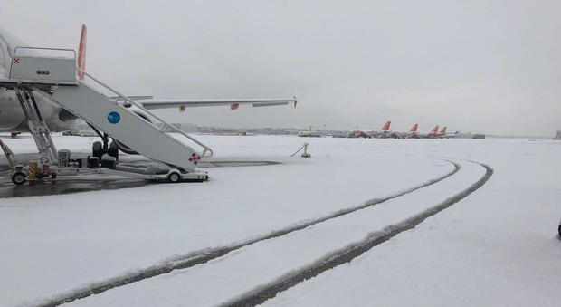 Maltempo, neve e ghiaccio su Napoli: bloccato l'aeroporto