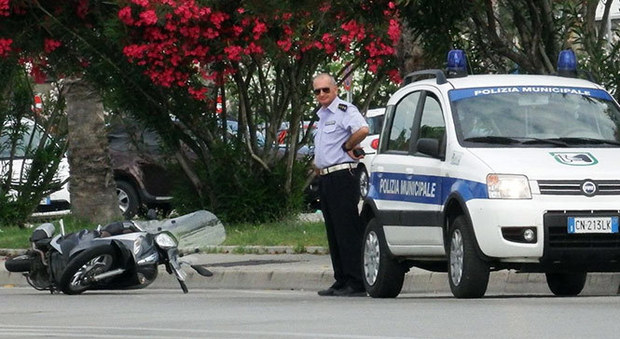 San Benedetto, olio in strada Cadono due giovani in scooter