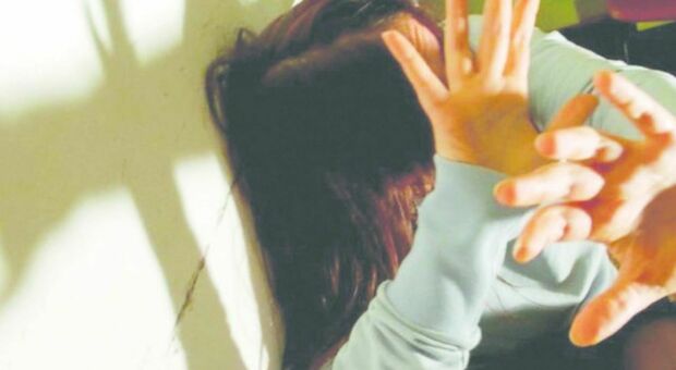 Cena con l'amico di famiglia, 29enne stordita con la droga dello stupro e violentata: arrestati due 50enni