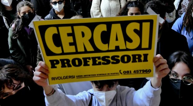 Covid a Napoli, a scuola mancano i docenti: al liceo artistico spunta il cartello “Cercasi professori”