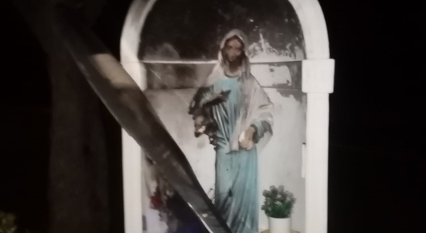 Fermo, fiamme nell'edicola votiva con la Madonna: caccia ai vandali nelle immagini della videosorveglianza