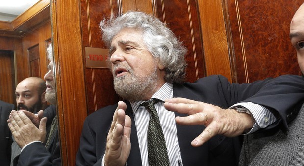 Beppe Grillo insiste: «La Tav è un progetto senza senso». E i No Tav fanno partire la diffida