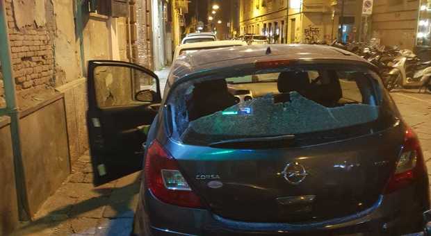 Napoli, notte di paura in via Chiatamone: cornicione crolla dalla chiesa e finisce su un'auto