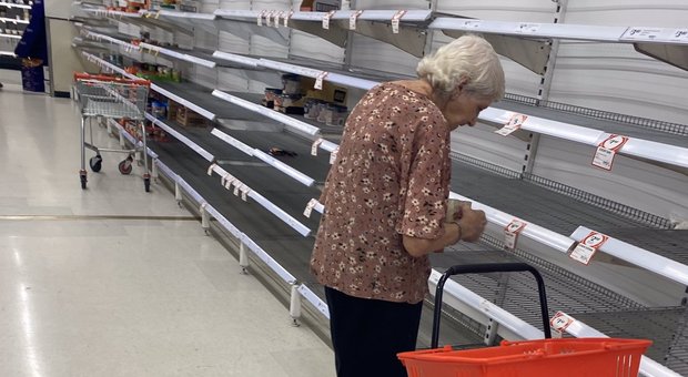 Coronavirus, la foto dell'anziana davanti agli scaffali vuoti del supermercato fa il giro del mondo: la paura di uscire a mani vuote