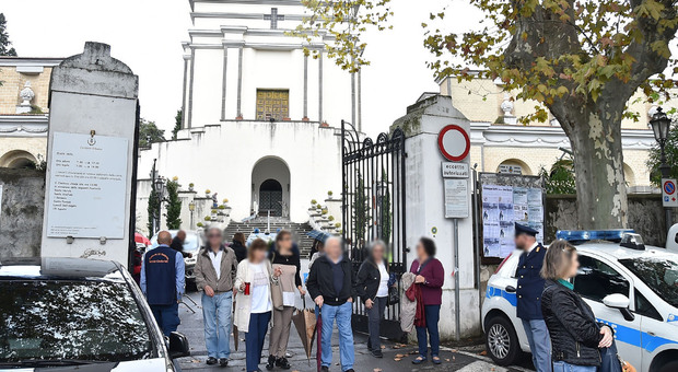 2 novembre a Salerno, allarme al cimitero: tombe depredate ma poche telecamere