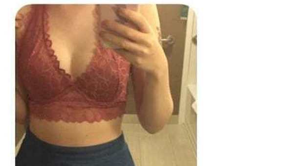 Manda foto sexy al fidanzato: lui scopre che lo sta tradendo grazie a un dettaglio