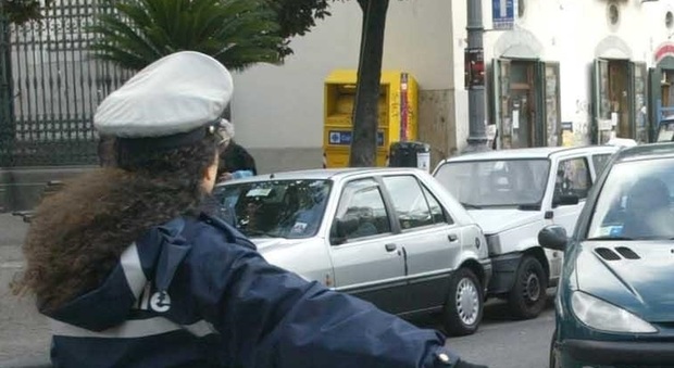 La vigilessa fa la multa all'assessore a capo della Polizia municipale