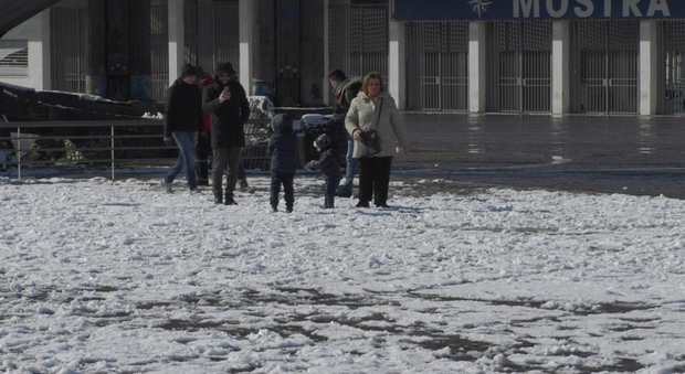 Napoli sotto la neve, la festa dei cittadini: «Luogo magico almeno per un giorno»