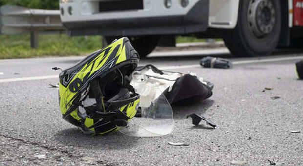 Scontro auto-moto alla Farnesina: morto un ragazzo di 28 anni, grave l'amico. Caccia al pirata della strada