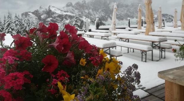 Brusco stop all'estate, neve e clima invernale sulle Dolomiti