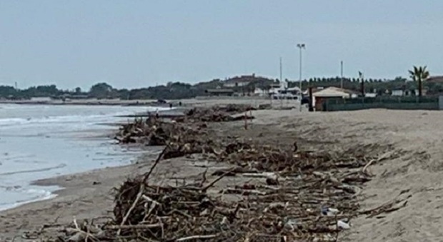 Maltempo a Sottomarina e Isola Verde: vento e mareggiate, stabilimenti balneari devastati