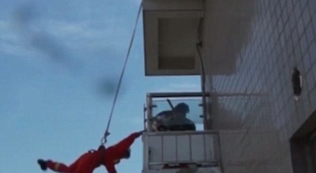 Donna vuole lanciarsi dal 29° piano: il salvataggio da brividi del pompiere acrobata