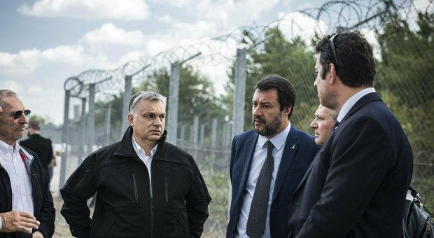 Salvini in Ungheria visita il muro anti-migranti: «Complimenti a Orban»