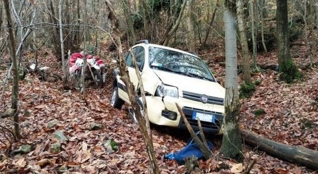 Gita nel bosco con le moto da cross: ritrovano vivo l'anziano scomparso