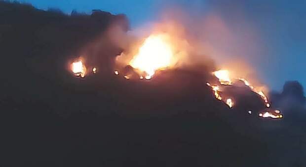 Incendio a Casola, bruciano i boschi dei narcos dei monti Lattari