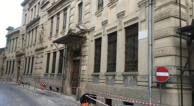 Osimo, per l'Ex Itc Corridoni è odissea senza fine. Nuove recinzioni dopo il terremoto