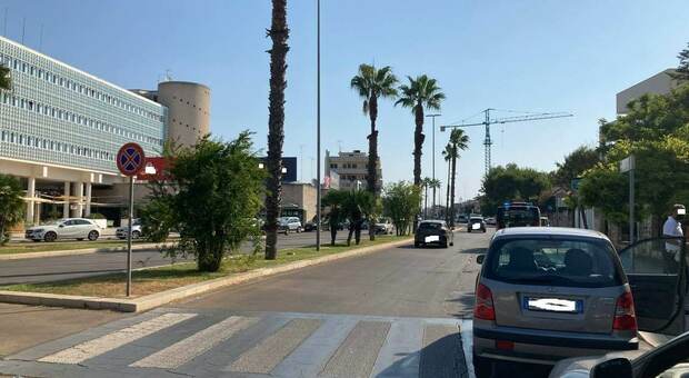 Lecce, ancora un pedone investito su Via del Mare: paura per una 58enne
