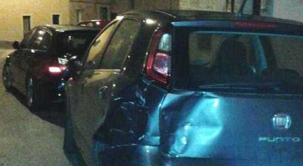 L'auto danneggiata in via Bersaglieri