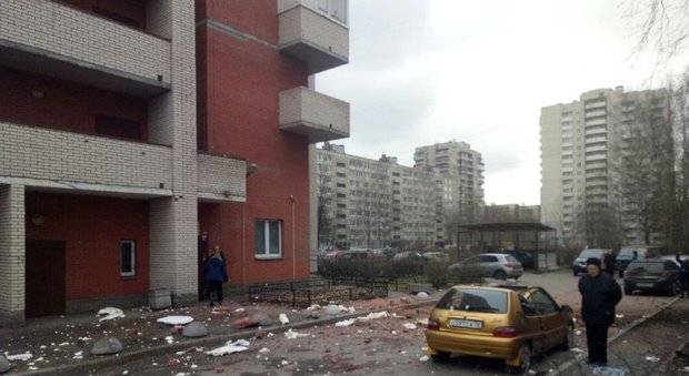 San Pietroburgo, due esplosioni in un palazzo