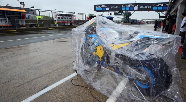 MotoGp, pioggia a Silverstone: gara cancellata