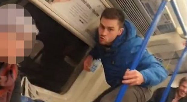 Deriso sulla metro a Londra perché nero: la gang fa il verso della scimmia, nessuno interviene