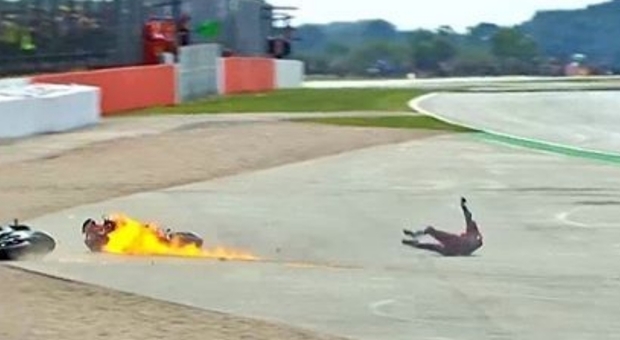 Moto Gp, incidente tra Quartararo e Dovizioso: Ducati a fuoco, il pilota italiano in ospedale