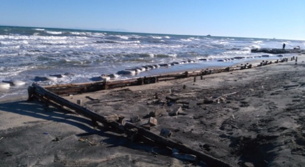Sacchi di rafia e palizzate per fermare l'erosione: il mare in tempesta rivela gli abusi del lido
