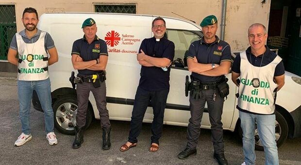 Salerno, Guardia di Finanza dona più di cento capi contraffatti alla Caritas