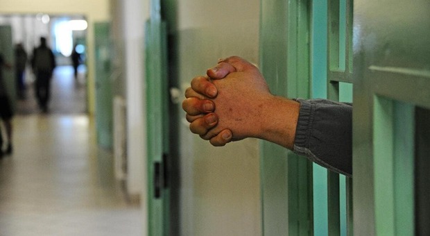 «Devo fare pipì» e chiede di andare in bagno: detenuto evade dalla cella di sicurezza