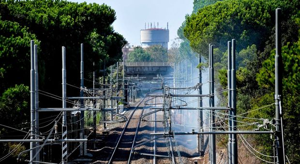 Incendio sulla ferrovia Roma-Lido: stop alle corse tra Colombo e Lido Centro