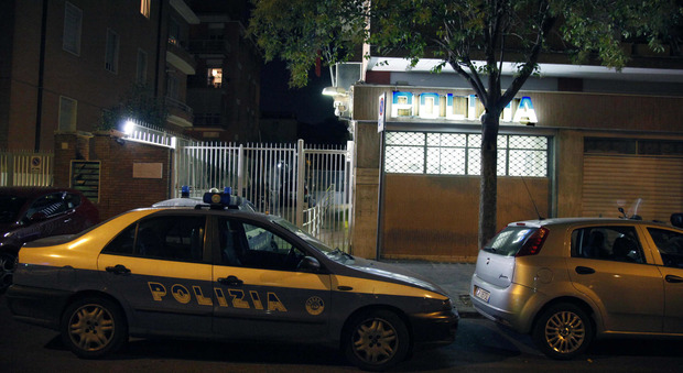 Roma, picchia per anni e taglia un dito alla nonna: arrestato 23enne