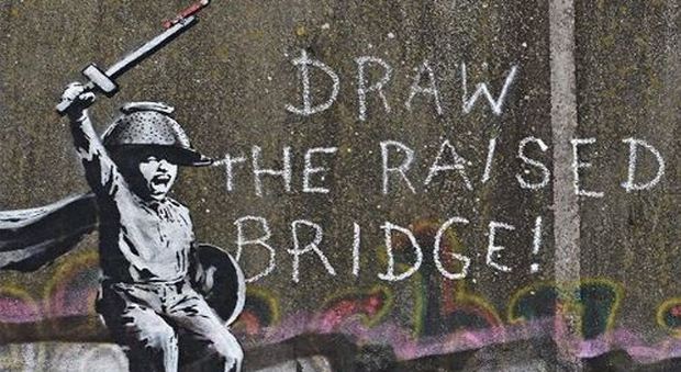 Banksy, sul ponte alzato spunta il nuovo murales contro la Brexit
