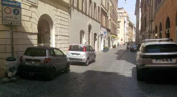 Roma, sosta selvaggia dietro piazza di Spagna: auto parcheggiate nonostante i divieti